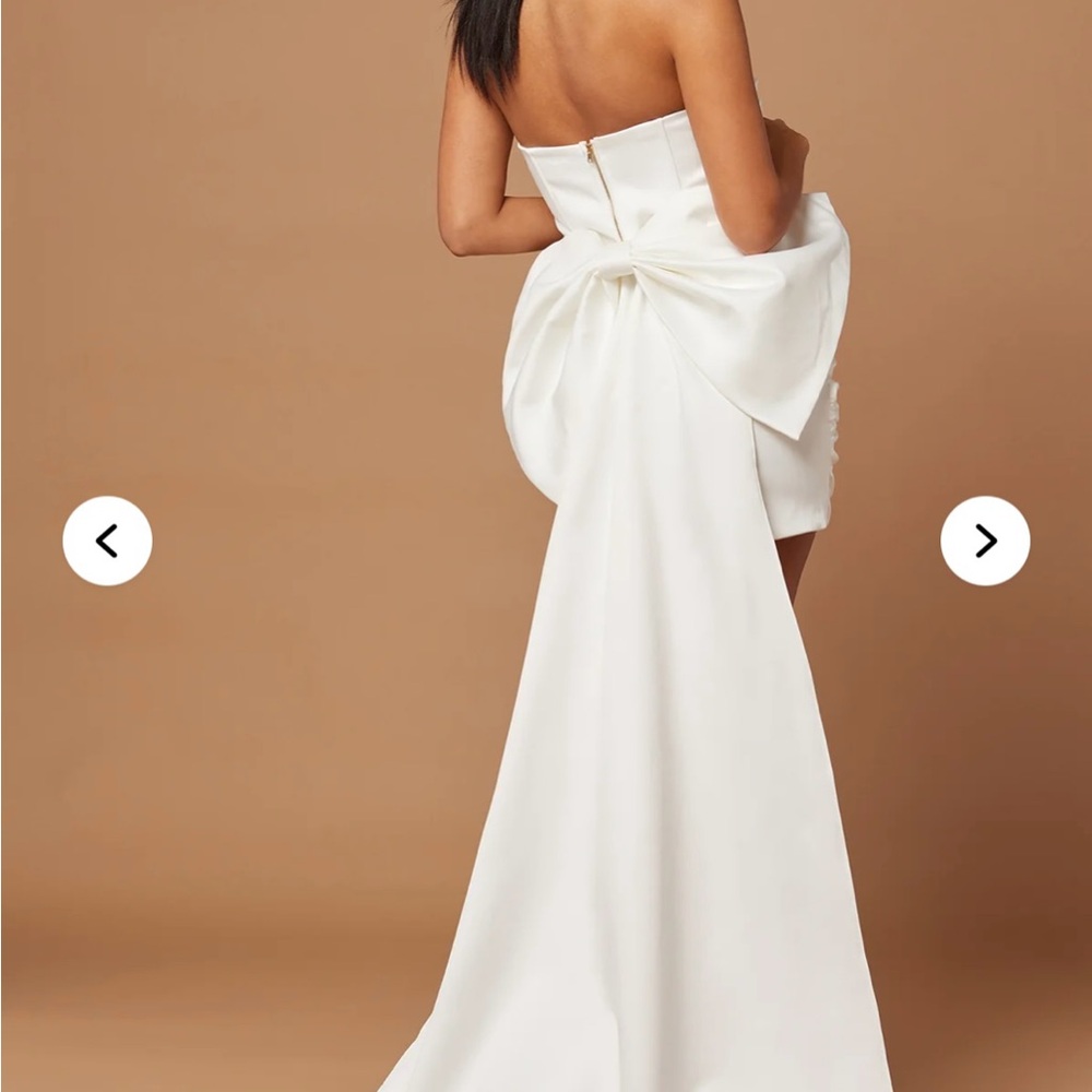 Elegant White Dress with Bow Detail - Picture 3 of 4